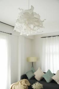 艾藻尔Sewaro Homestay, 2BHK Suite的带沙发和吊灯的客厅