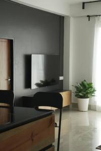 艾藻尔Sewaro Homestay, 2BHK Suite的客厅配有黑桌和植物