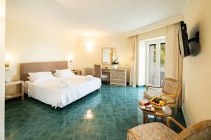 伊斯基亚欧陆马尔酒店的酒店客房配有一张床铺和一张桌子。