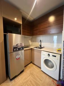 拉各斯COC00N by IVY的厨房配有冰箱和洗衣机。