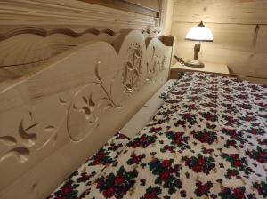 尤格Domek Góralski w Jurgowie的一间卧室配有一张带鲜花的大床