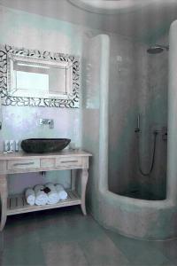 费拉格雷科Spa度假酒店的浴室配有盥洗盆和带镜子的淋浴
