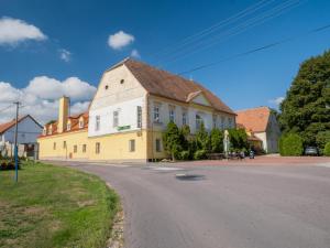 Vranovská Ves俱乐部酒店 的街道边的黄色大建筑