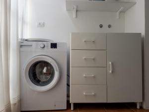 法尔科纳拉·玛里提马Host4All casa vacanze的白色洗衣房内的洗衣机和烘干机