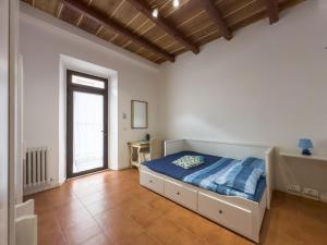 法尔科纳拉·玛里提马Host4All casa vacanze的一间卧室设有一张床和一个大窗户