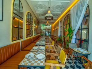 马拉喀什Riad Dar Sido的长餐厅,配有长桌子和椅子