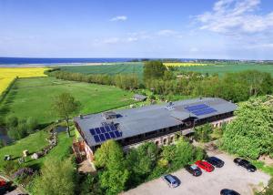 卡格斯多夫Pension Schmelzer的建筑的空中景观,上面有太阳能电池板