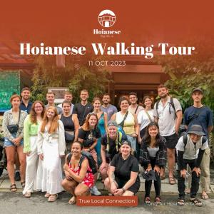 会安HY Local Budget Hotel by Hoianese - 5 mins walk to Hoi An Ancient Town的一群人站在一座建筑物前摆着一张照片