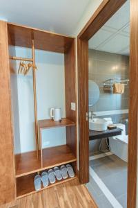 萨帕Sapa Yen Hotel的一间带水槽和镜子的浴室