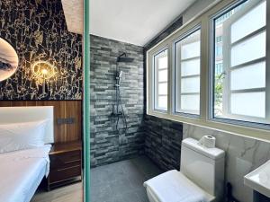 新加坡Kam Leng Hotel的带淋浴、床和盥洗盆的浴室