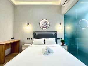 新加坡Kam Leng Hotel的一间卧室设有一张床和一个玻璃淋浴间
