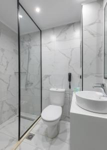 塞奥洛戈斯尼瓦纳海滩酒店的白色的浴室设有卫生间和水槽。