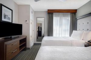 米德瓦尔盐湖城米德维勒/桑迪希尔顿惠庭套房酒店的酒店客房设有两张床和一台平面电视。