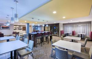 鸽子谷皮格佛格-多丽乌拉昆塔汽车旅馆的一间带桌椅的餐厅和一间酒吧