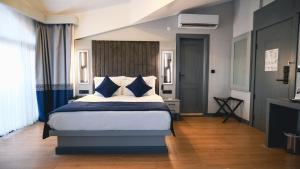 阿塔库姆Elina Managed by Dedeman的一间卧室配有一张带蓝白色枕头的大床