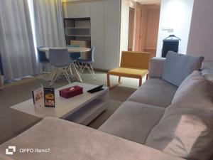 突尼斯金郁金香萨尔瓦多酒店的客厅配有沙发和桌子
