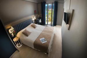卡西斯高尔夫酒店的一间小卧室,配有床和窗户
