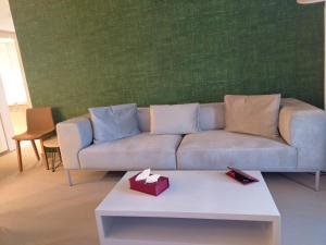 突尼斯金郁金香萨尔瓦多酒店的客厅配有沙发和桌子