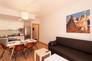 巴塞罗那Ola Living Sagrada Familia的带沙发和桌子的客厅以及厨房。