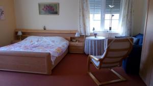 贝尔多夫农场住宿加早餐旅馆的一间卧室配有一张床、一把椅子和一张桌子