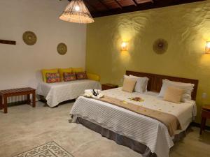 佩德拉斯港Vila Sol Chalés的一间卧室,配有两张床