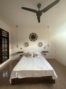 龙目岛库塔Sekar Kuning Bungalows的一间卧室配有一张床和吊扇