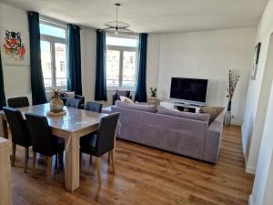 敦刻尔克Appartement Dunkerque的客厅配有沙发和桌椅