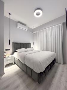 伊斯坦布尔Galata Inn Hotel的白色的卧室设有一张大床和一个窗户