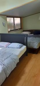 白滨椿リゾートみさき的一间卧室设有两张床,其中设有窗户。