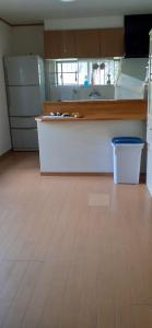 白滨椿リゾートみさき的厨房配有柜台和冰箱。