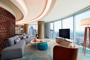 广州广州南沙越秀喜来登酒店的带沙发和电视的客厅