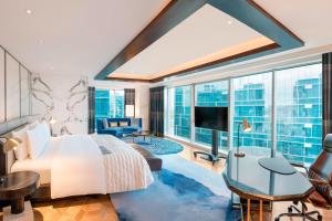 上海上海闵行宝龙艾美酒店的酒店客房设有一张床和一个大窗户