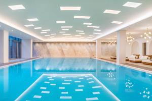 上海上海闵行宝龙艾美酒店的酒店大堂的游泳池,设有蓝色的游泳池