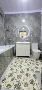 奥什Квартира со всеми удобствами的带浴缸、水槽和镜子的浴室