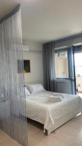 佩鲁贾Casa Valentina 2的一间卧室配有一张玻璃墙床