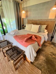 圣塔芭芭拉-山美纳CASAS LEON Casita de playa #2的一间卧室配有一张床铺,床上有毯子