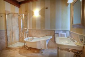 Travo科伦巴拉Spa和康体酒店的带浴缸、水槽和淋浴的浴室
