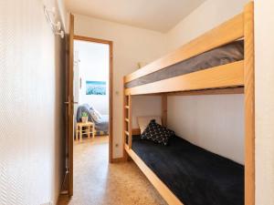 圣拉里苏朗Appartement Saint-Lary-Soulan, 1 pièce, 4 personnes - FR-1-296-350的带两张双层床和椅子的房间