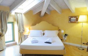 Travo科伦巴拉Spa和康体酒店的一间卧室配有一张带帽子的大床