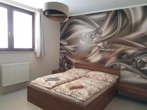 大梅杰尔Vila Lexus的卧室配有一张壁画床