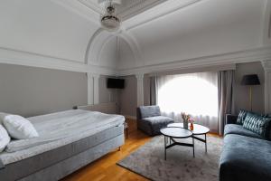 皮特奥皮特奥城市酒店的一间卧室配有一张床、一张沙发和一张桌子