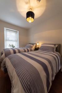 比尔4 Connaught Street Birr的卧室设有2张床和天花板