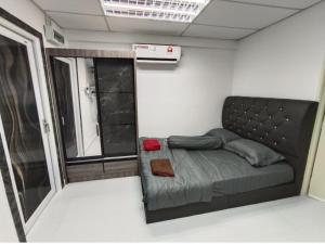 马兰ROOMSTAY NIMAZA Bilik 1的窗户客房内的小床