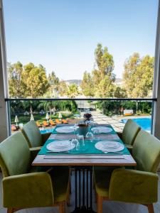 居姆贝特博德鲁姆海滨度假酒店的一间设有桌子并享有游泳池景致的用餐室