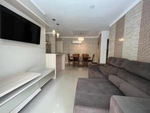 邦巴斯Apartamento a 60m da praia de Bombas的带沙发和平面电视的客厅