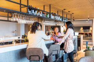 邦尼克普斯提里翁的三名妇女在餐厅酒吧里坐