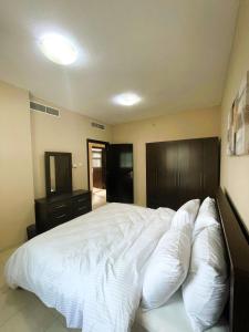 Marbella Holiday Homes - Al Nahda 2BHK客房内的一张或多张床位