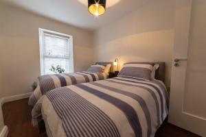 比尔4 Connaught Street Birr的小型客房 - 带2张床和窗户