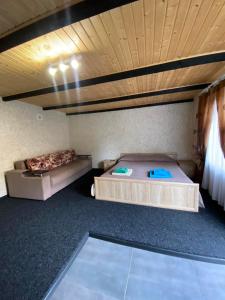 莫申Prykarpatska Villa的一间卧室设有两张床和木制天花板