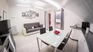 安达洛Appartamento Stella的白色的客厅配有桌子和沙发